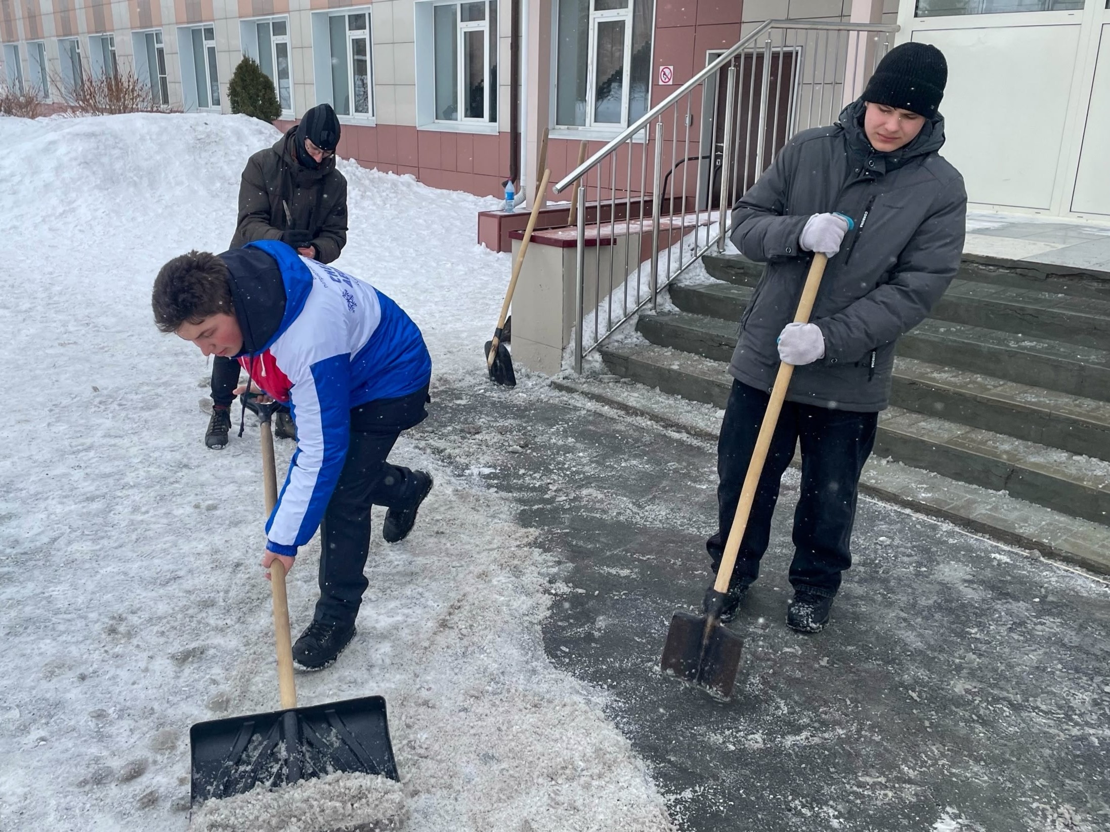 Российские студенческие отряды взялись за уборку снега на улицах