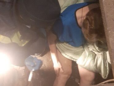 В Кемерове спасатели помогли пенсионерке, упавшей в погреб