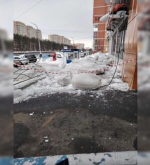 Огромная глыба льда сорвалась с крыши в Кемерове