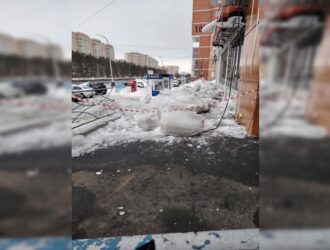 Огромная глыба льда сорвалась с крыши в Кемерове