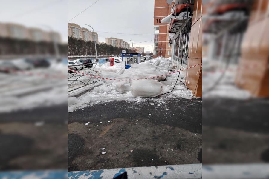 Огромная глыба льда сорвалась с крыши в Кемерове