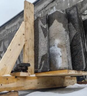 В Новокузнецке идет демонтаж гранитных плит мемориальной стены на Бульваре Героев