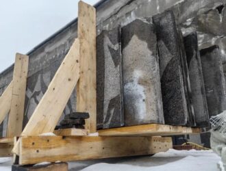 В Новокузнецке идет демонтаж гранитных плит мемориальной стены на  Бульваре Героев