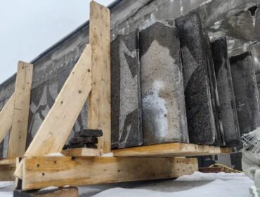 В Новокузнецке идет демонтаж гранитных плит мемориальной стены на  Бульваре Героев