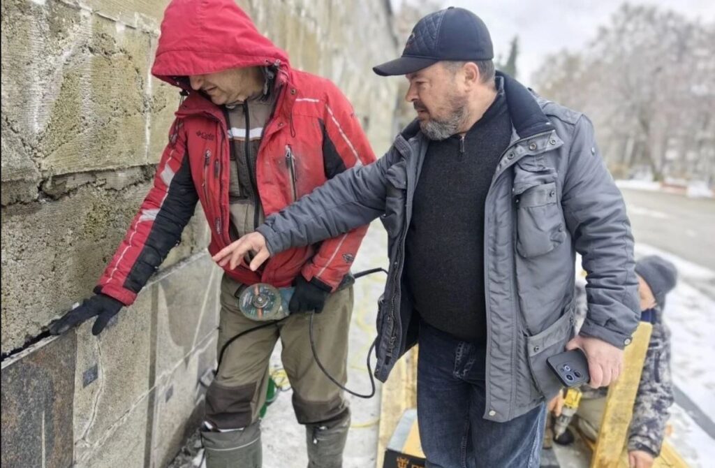 В Новокузнецке идет демонтаж гранитных плит мемориальной стены на  Бульваре Героев