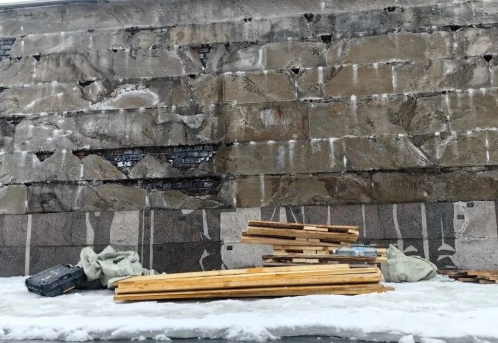 В Новокузнецке идет демонтаж гранитных плит мемориальной стены на  Бульваре Героев