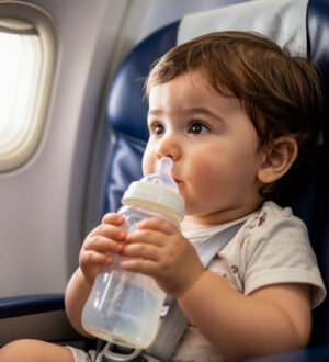 Минтранс хочет разрешить брать в самолет детское питание и молоко больше 100 мл