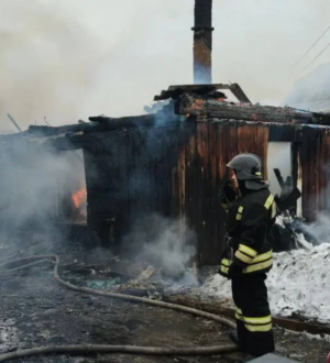 В Новокузнецком округе огонь охватил 233 кв. метра жилья и дворовых построек