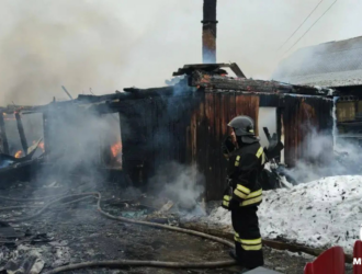 В Новокузнецком округе огонь охватил 233 кв. метра жилья и дворовых построек