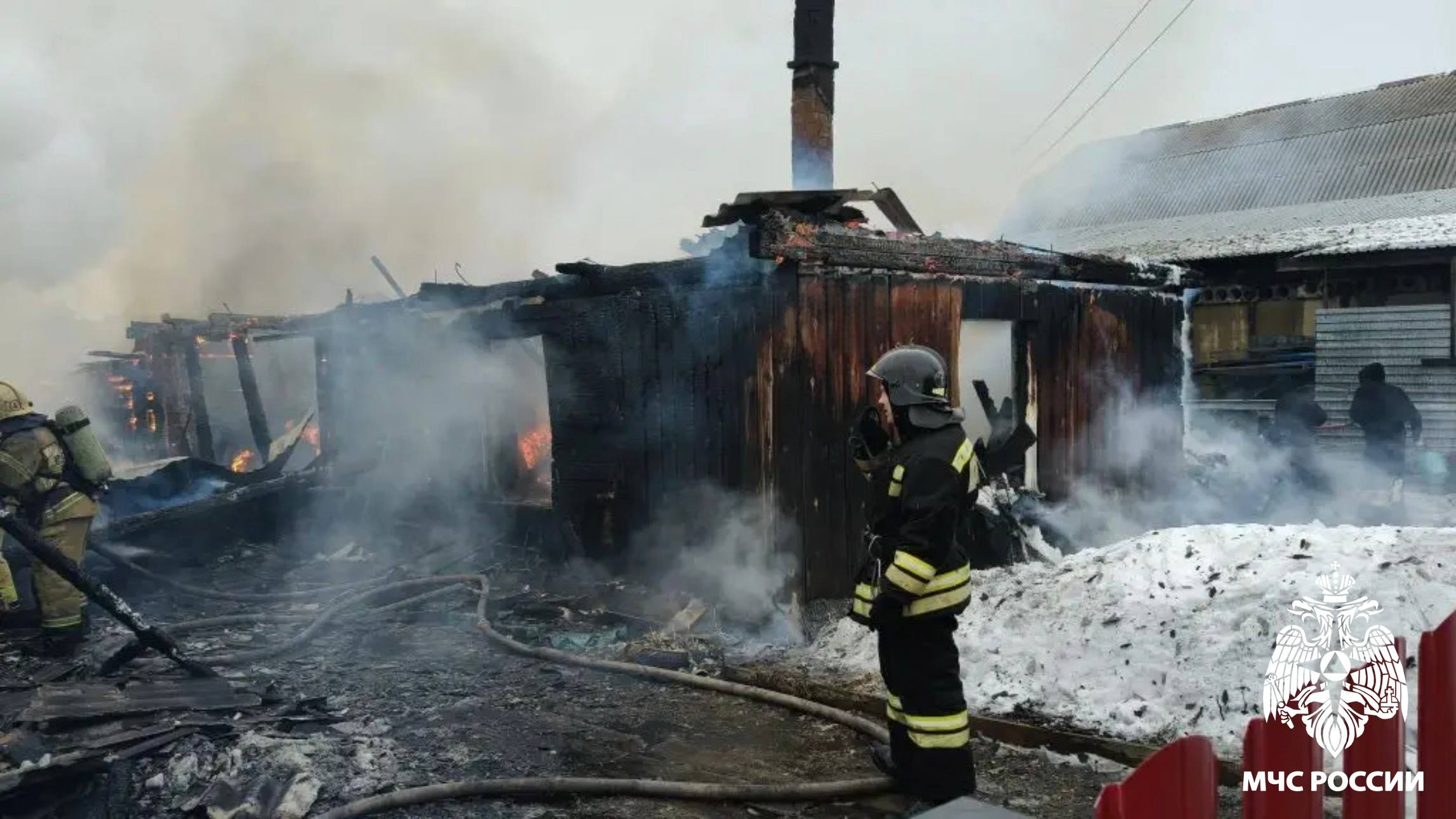 В Новокузнецком округе огонь охватил 233 кв. метра жилья и дворовых построек