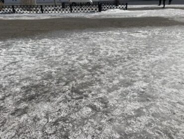 Сплошной гололед: новокузнечане жалуются на скользкие тротуары