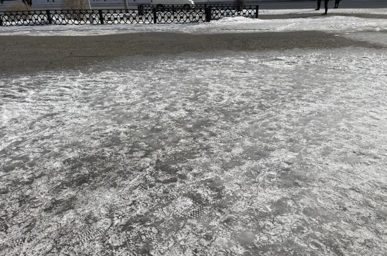 Сплошной гололед: новокузнечане жалуются на скользкие тротуары