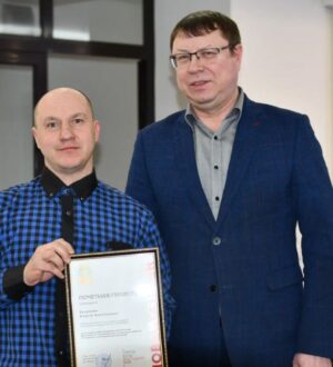 В Новокузнецке наградили водителя автобуса, который в мороз помог заблудившимся школьникам