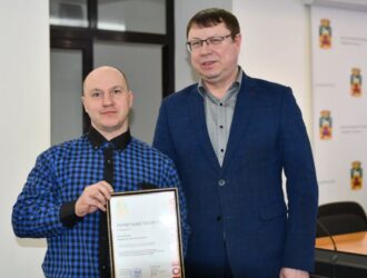 В Новокузнецке наградили водителя автобуса, который в мороз помог заблудившимся школьникам