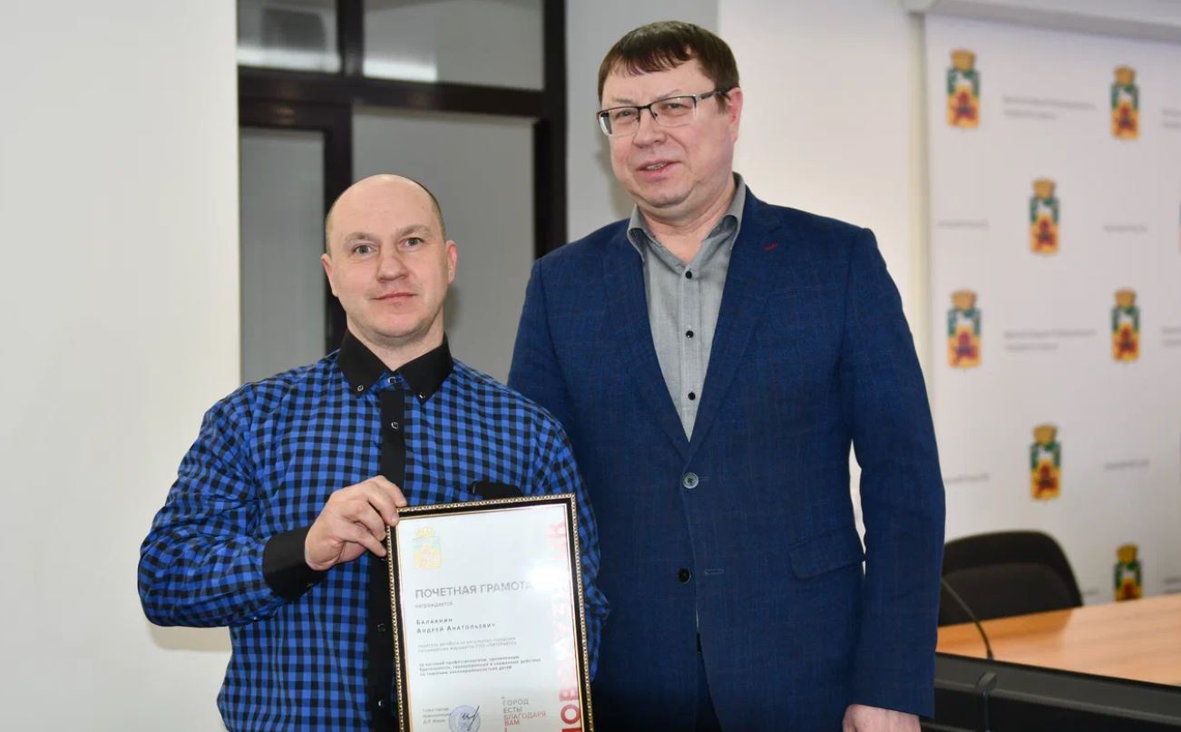 В Новокузнецке наградили водителя автобуса, который в мороз помог заблудившимся школьникам