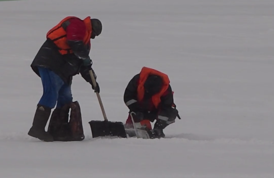 В Новокузнецком округе на Кондоме приступили к распиловке льда на затороопасных участках