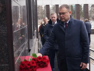 В Кемерове открыли памятную доску фронтовику Юрию Пушкину