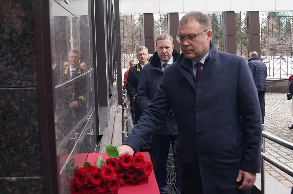 В Кемерове открыли памятную доску фронтовику Юрию Пушкину