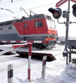 Водитель легковушки пострадал в ДТП с поездом в Кузбассе