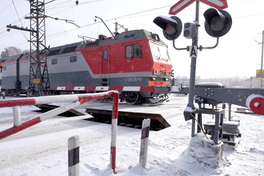 Водитель легковушки пострадал в ДТП с поездом в Кузбассе