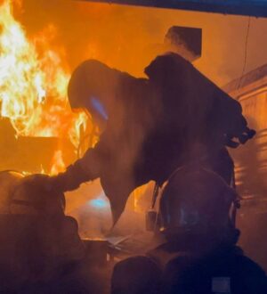 В Кемерове пожар охватил склад на 1000 кв. метров