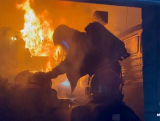 В Кемерове пожар охватил склад на 1000 кв.метров