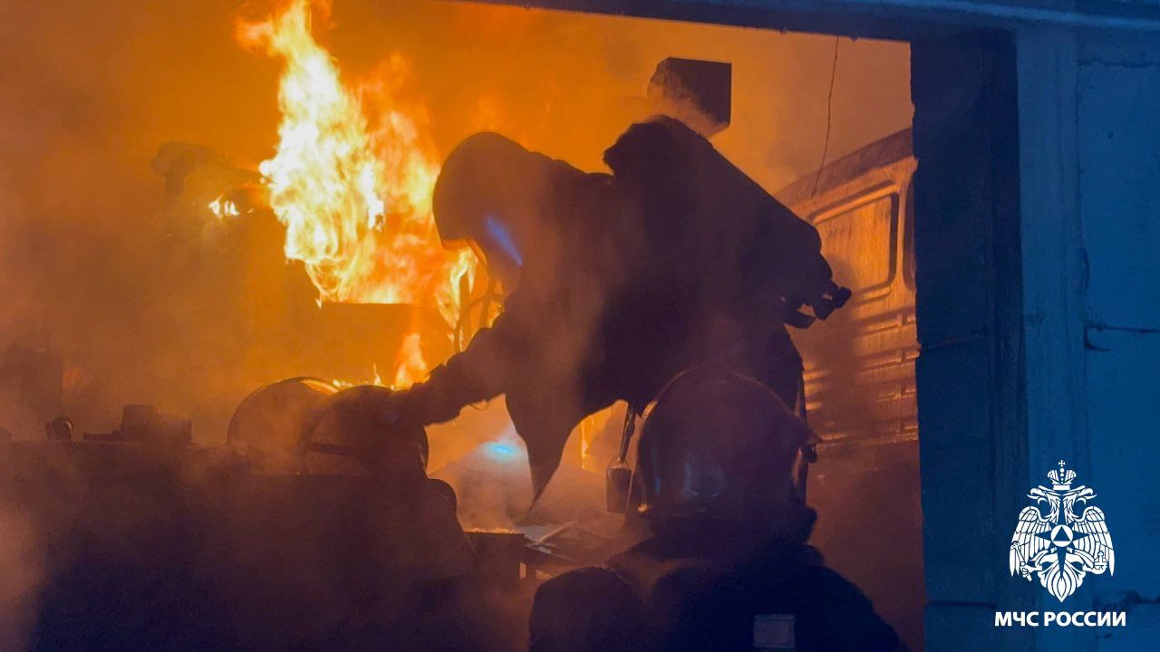 В Кемерове пожар охватил склад на 1000 кв. метров