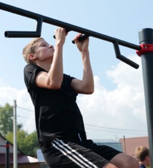 Кемеровские власти ищут подрядчика для установки спортплощадки в Плешках