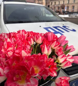 Сотрудники ГАИ дарили женщинам цветы в городах Кузбасса