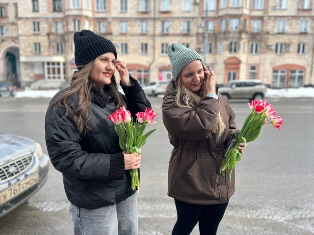 Сотрудники ГАИ дарили женщинам цветы в городах Кузбасса