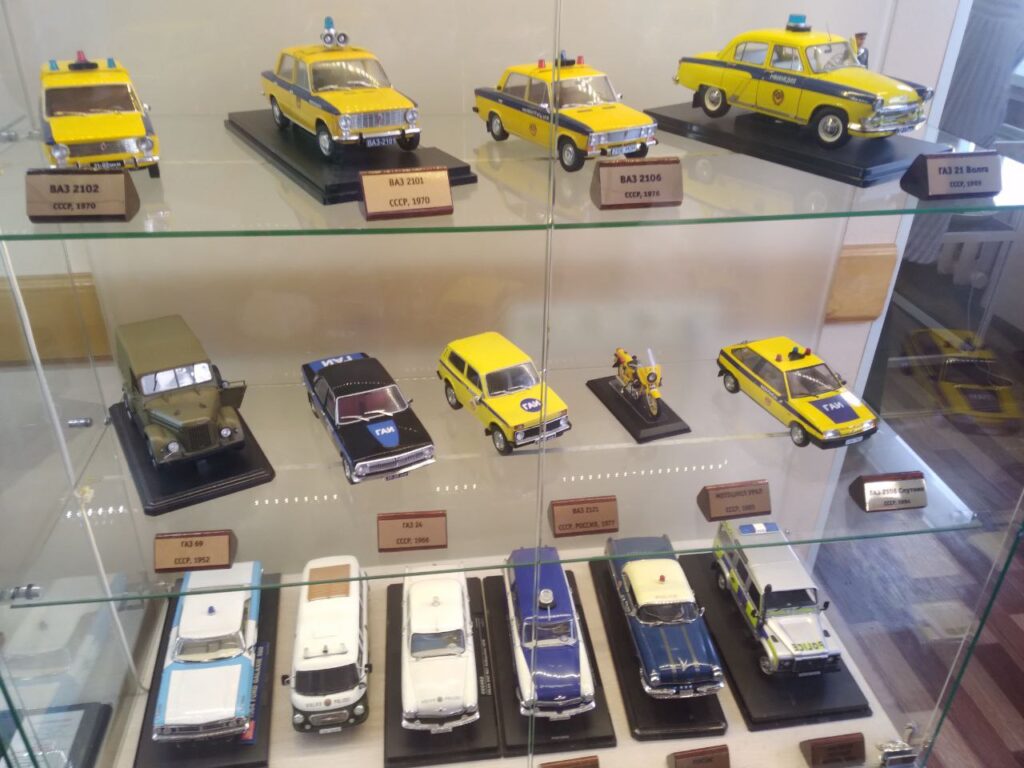 Фронтовой «Форд» и цветной жезл: как раньше работали сотрудники ГАИ в Кузбассе