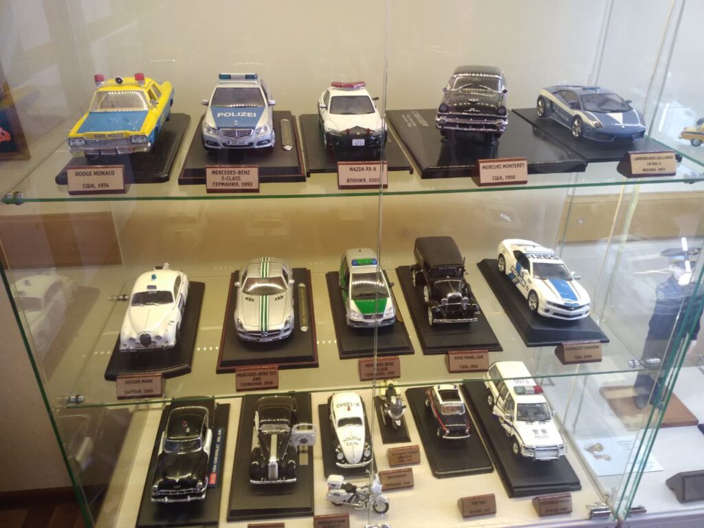 Фронтовой «Форд» и цветной жезл: как раньше работали сотрудники ГАИ в Кузбассе