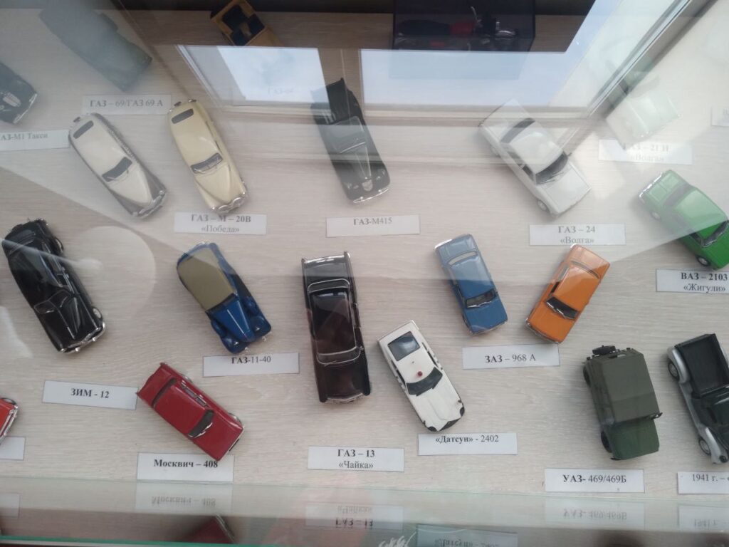 Фронтовой «Форд» и цветной жезл: как раньше работали сотрудники ГАИ в Кузбассе