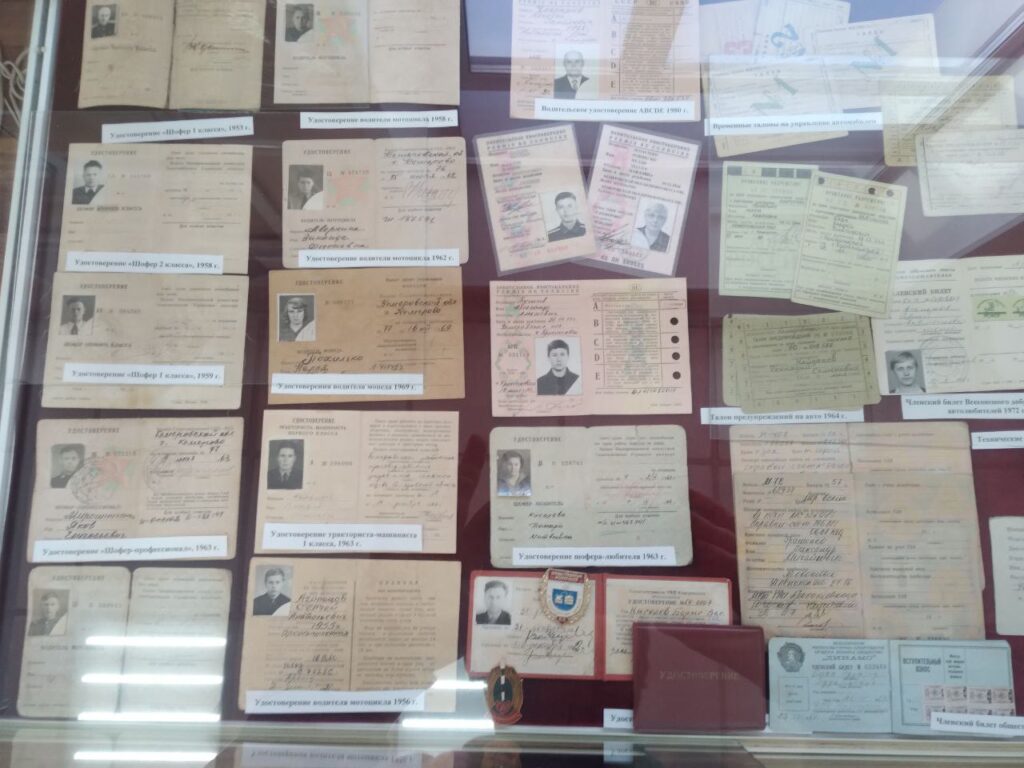 Фронтовой «Форд» и цветной жезл: как раньше работали сотрудники ГАИ в Кузбассе