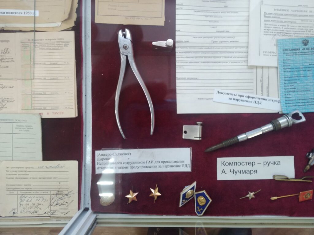 Фронтовой «Форд» и цветной жезл: как раньше работали сотрудники ГАИ в Кузбассе