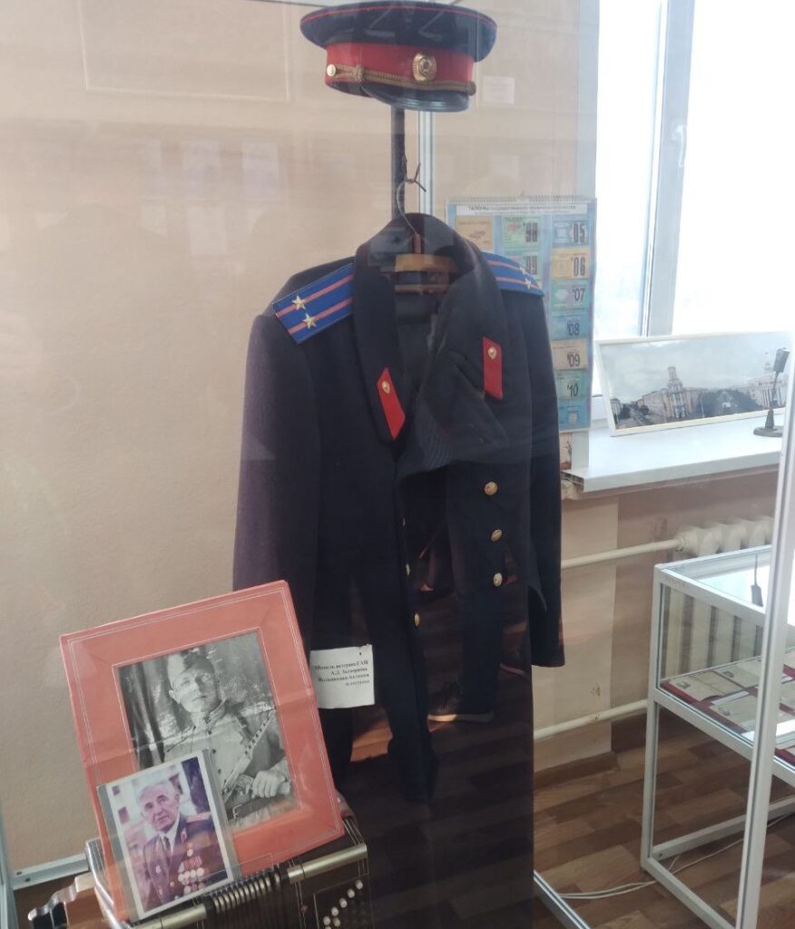 Фронтовой «Форд» и цветной жезл: как раньше работали сотрудники ГАИ в Кузбассе