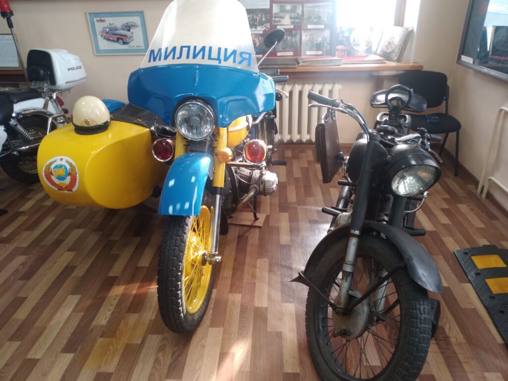 Фронтовой «Форд» и цветной жезл: как раньше работали сотрудники ГАИ в Кузбассе