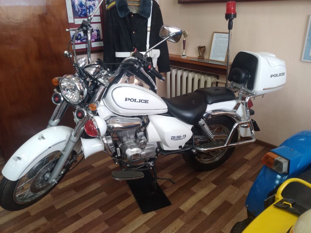 Фронтовой «Форд» и цветной жезл: как раньше работали сотрудники ГАИ в Кузбассе