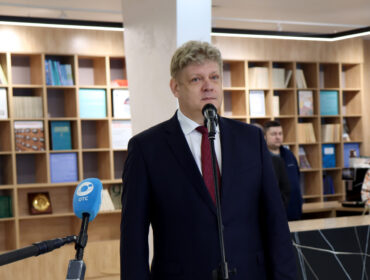 Анатолий Серышев посетил крупнейшую научную библиотеку Сибири после капитального ремонта