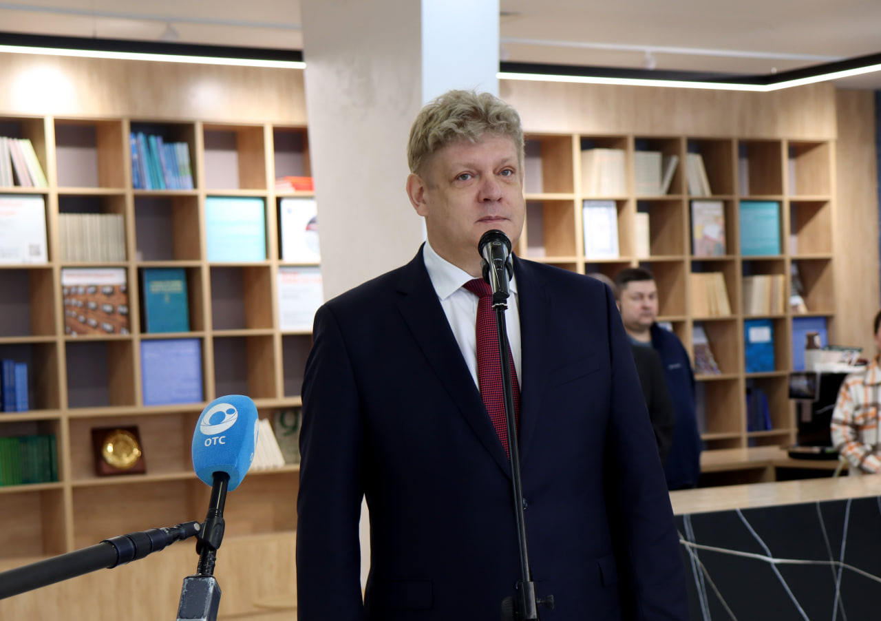 Анатолий Серышев посетил крупнейшую научную библиотеку Сибири после капитального ремонта