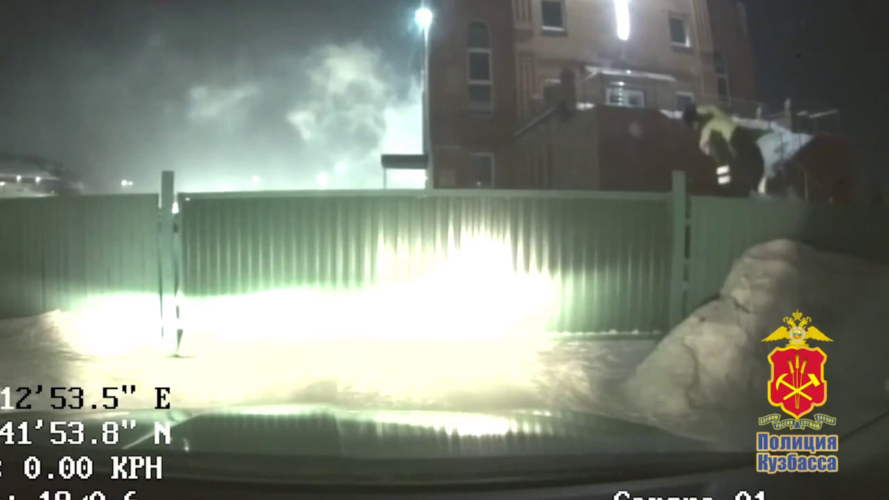 Сотрудники кузбасской ГИБДД спасли человека во время пожара