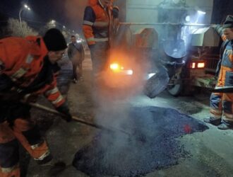 В Кузбассе продолжается ямочный ремонт дорог