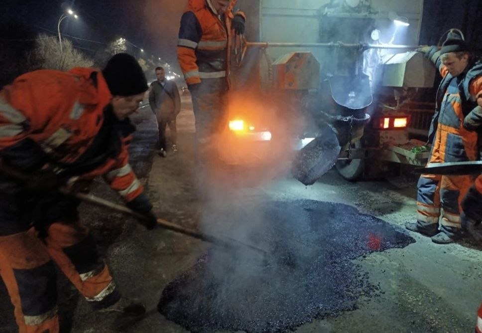 В Кузбассе продолжается ямочный ремонт дорог