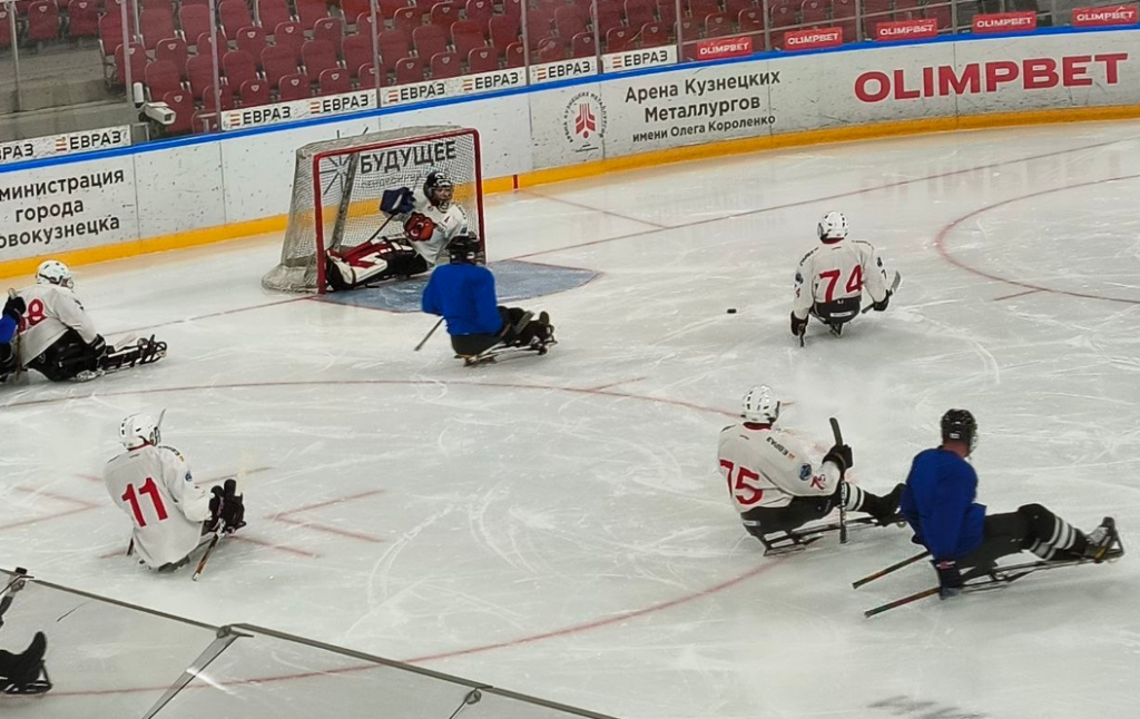 В Новокузнецке прошла первая товарищеская встреча по следж-хоккею среди ветеранов СВО
