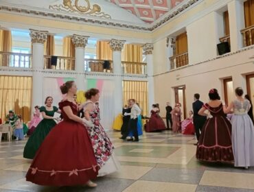 В Новокузнецке воссоздали атмосферу бала XIX века