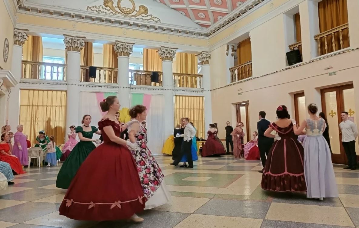 В Новокузнецке воссоздали атмосферу бала XIX века