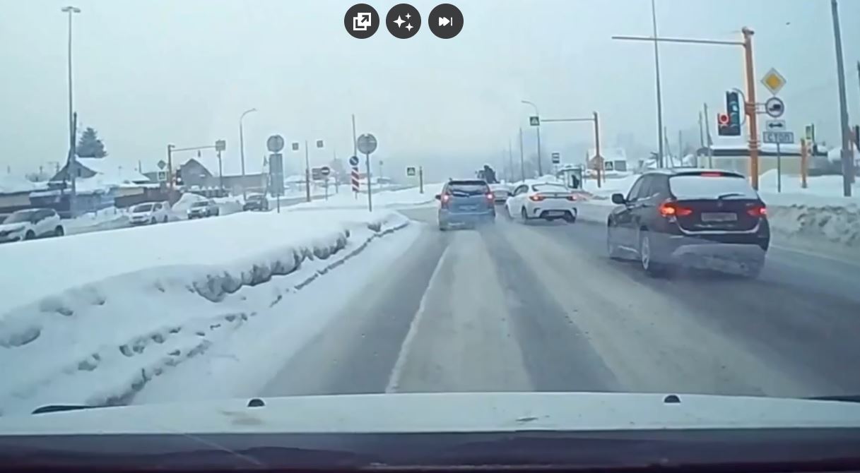 Два нарушения на одном перекрестке: в Кемерове наказали водителя благодаря проекту «Мобильный патруль»