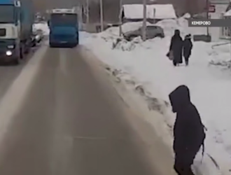 В Кемерове на переходе грузовик сбил школьницу