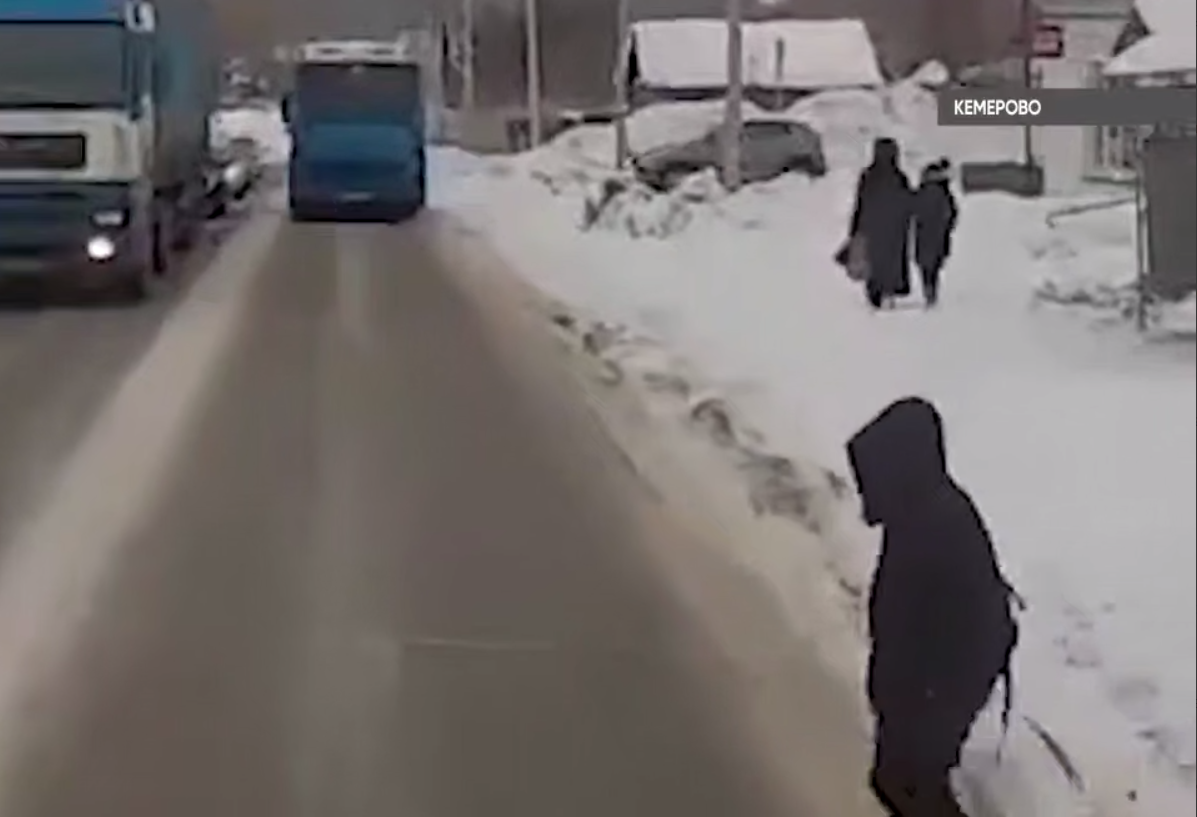 В Кемерове на переходе грузовик сбил школьницу