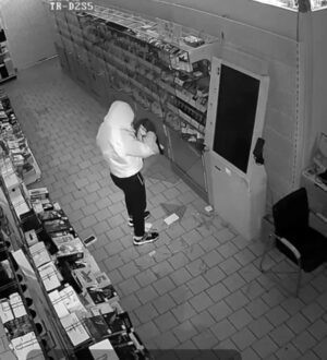 В Ленинске-Кузнецком подростка подозревают в краже 12 телефонов из магазина